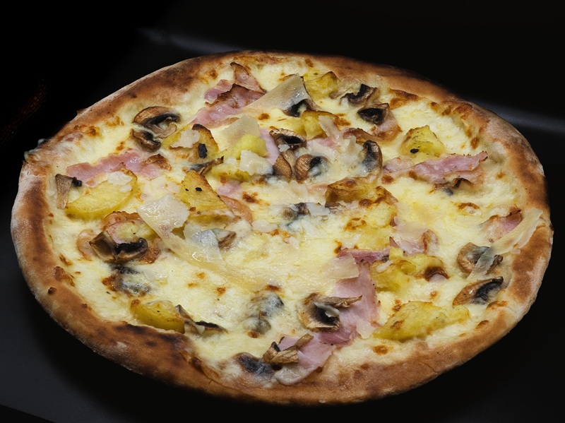 Pizza romana cotta nel forno a legna
